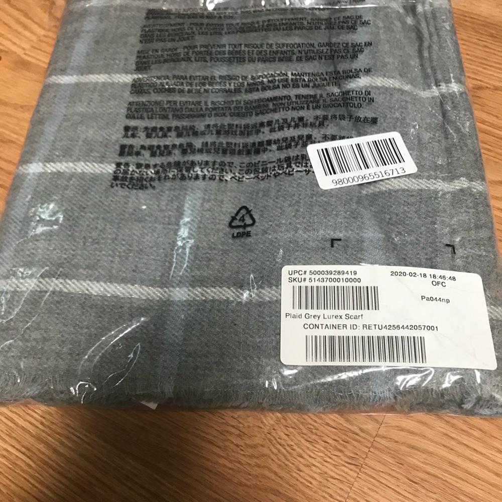 NWT Gap Plaid Grey Scarf - Picture 2 of 4